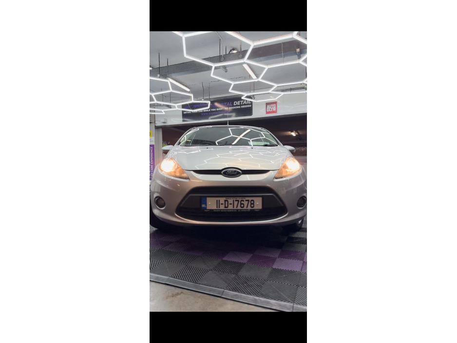 2011 Ford Fiesta - image 3