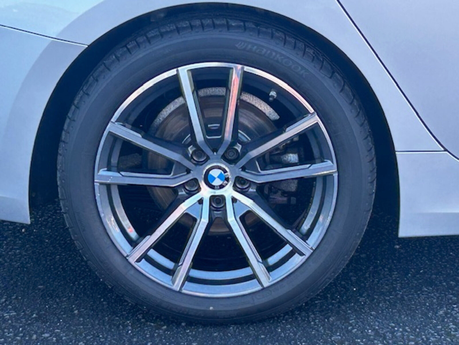 2020 BMW 3 Series - image 10