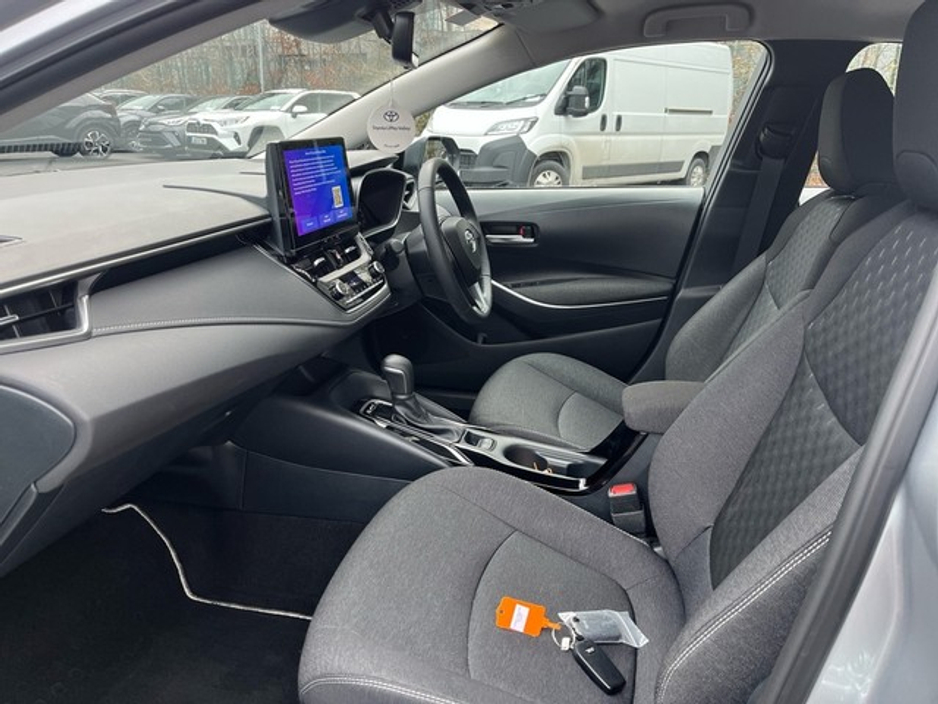 2025 Toyota Corolla COROLLA SALOON LUNA €31,950