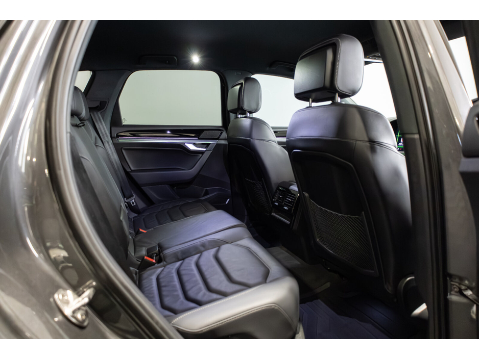 2025 Volkswagen Touareg - image 12