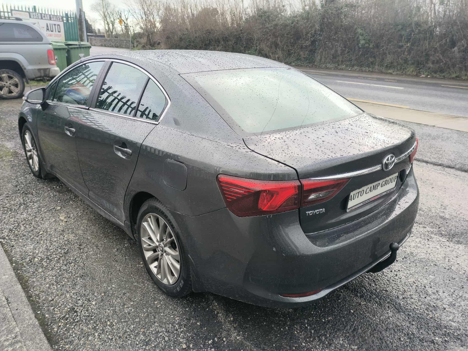 2017 Toyota Avensis - image 5