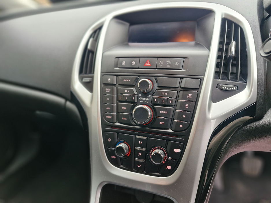 2015 Opel Astra - image 14