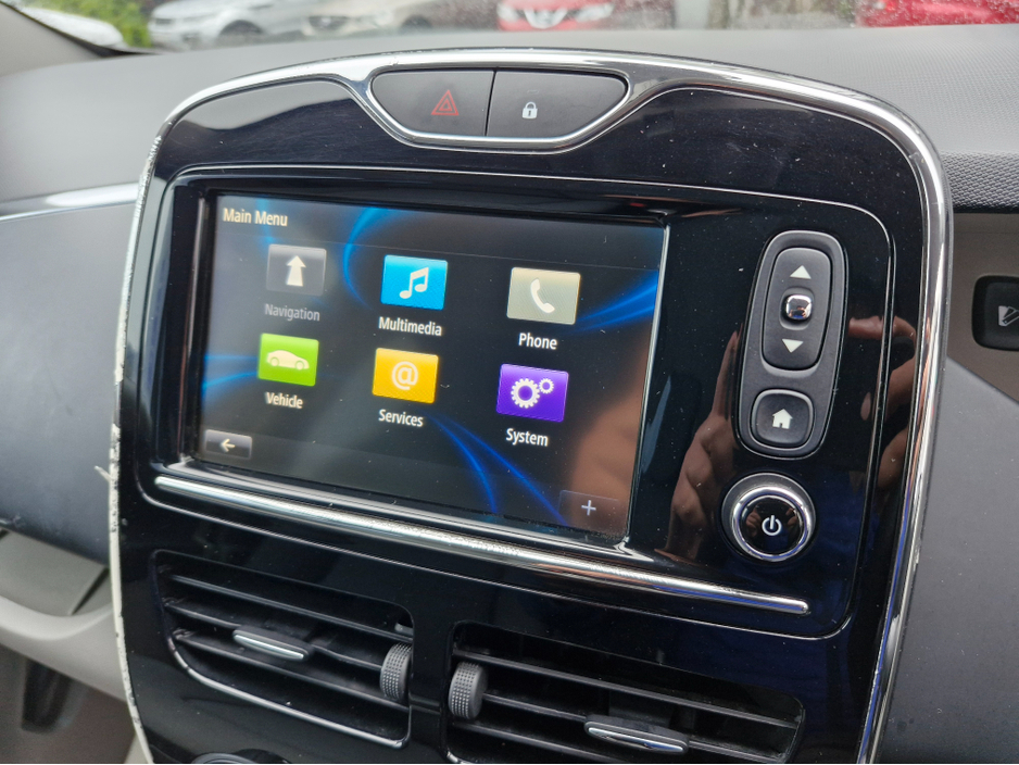 2015 Renault Zoe DYNAMIQUE INTENSE AUTOMATIC FULLY ELECTRIC NCT 02/27 *80KM RANGE* 2 KEYS/ SAT NAV/ TOUCH SCREEN MEDIA/ BLUETOOTH/ USB/ REVERSE CAMERA/ MULTI FUNCTION STEERING WHEEL/ HISTORY CHECKED €3,900