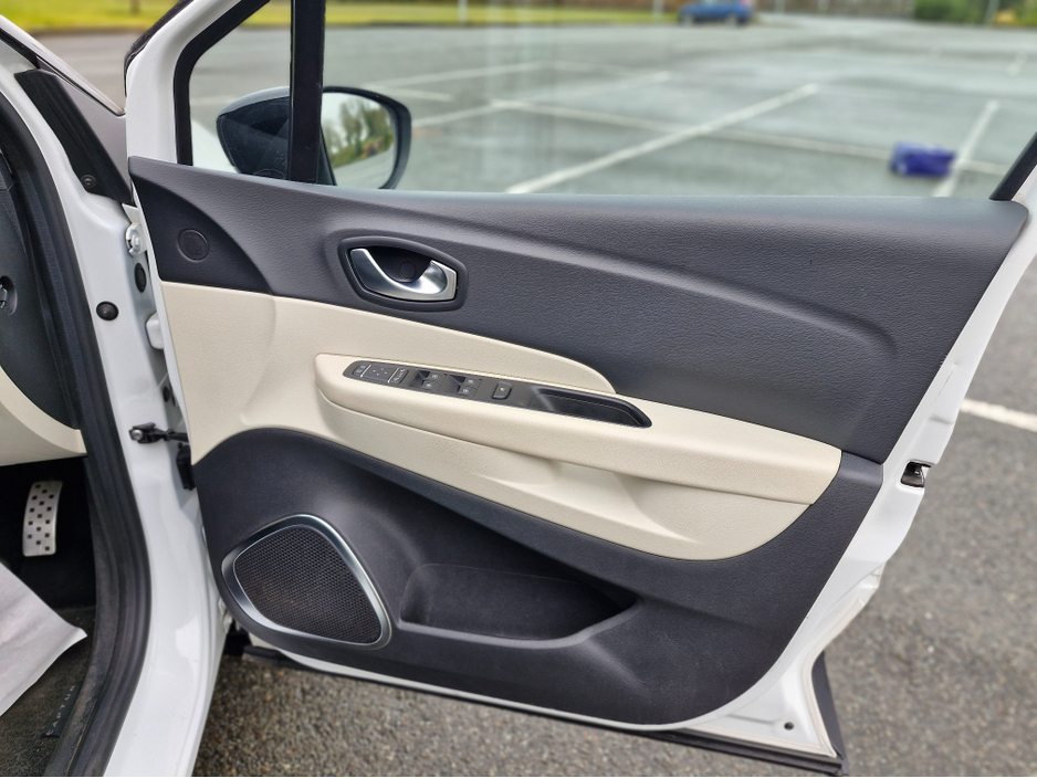 2019 Renault Captur - image 25