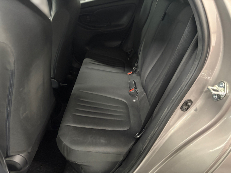 2020 Toyota Yaris - image 14