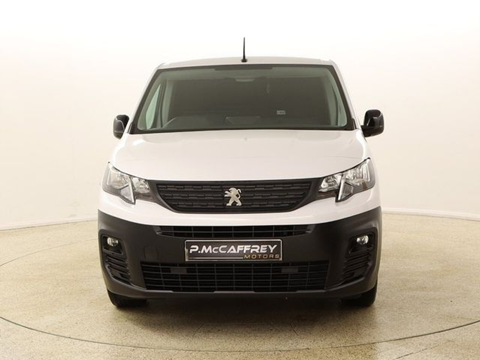 2022 Peugeot Partner - image 2