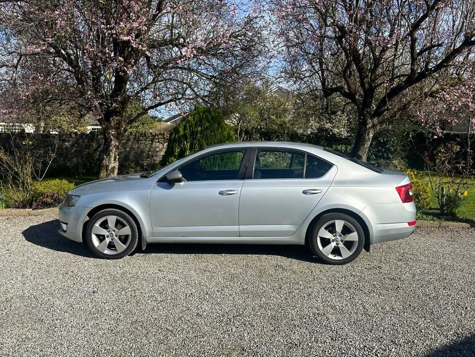 2015 Skoda Octavia - image 5