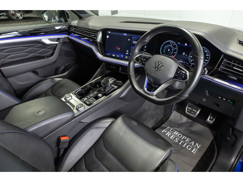 2021 Volkswagen Touareg - image 8