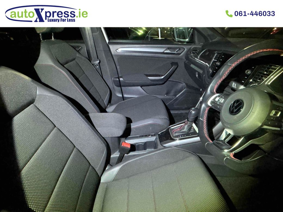 2021 Volkswagen T-Roc - image 2