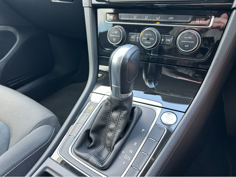 2015 Volkswagen Golf - image 13