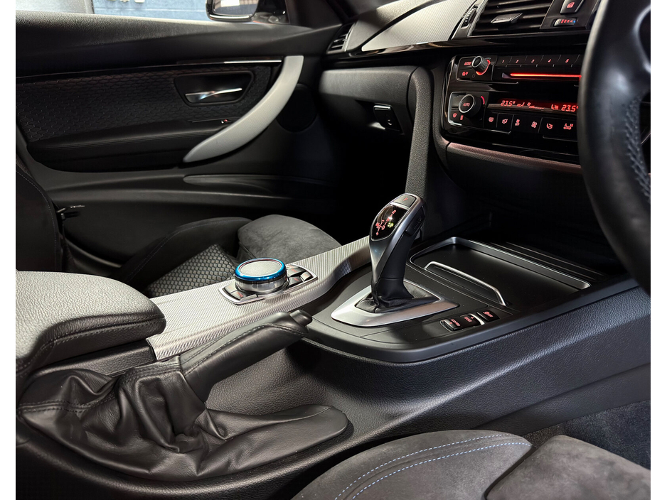 2016 BMW 3 Series - image 30