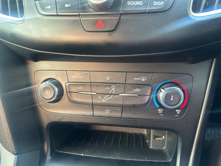 2016 Ford Focus - image 9