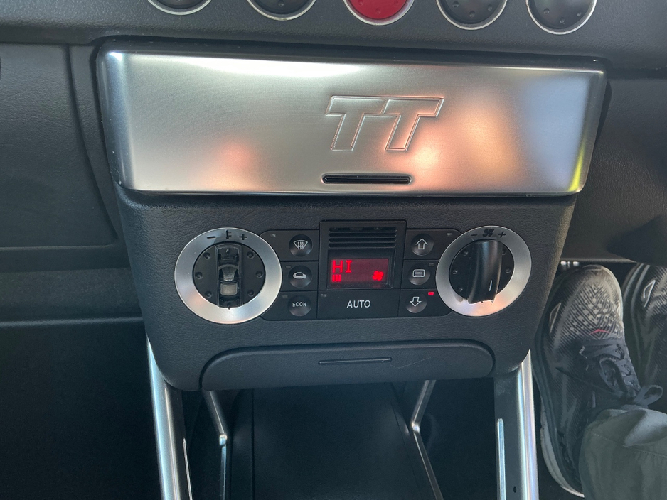 2004 Audi TT - image 12