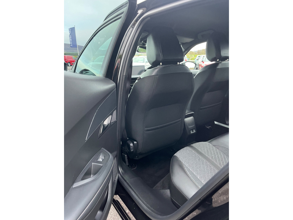 2025 Peugeot 2008 - image 9