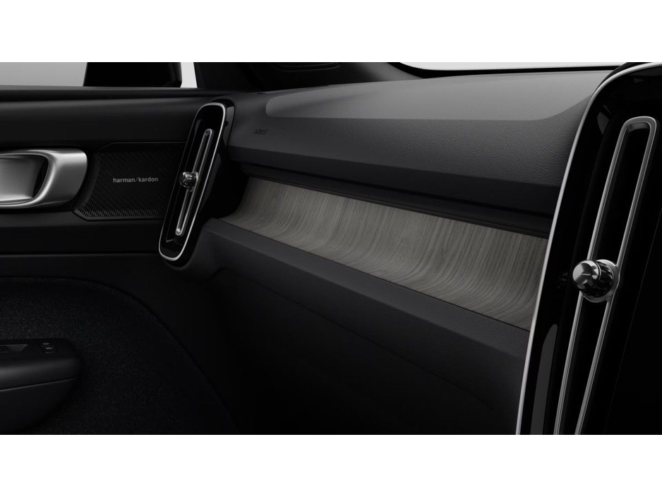 2026 Volvo EX40 - image 18