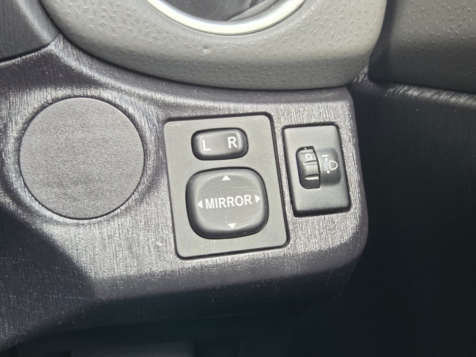 2013 Toyota Yaris - image 22