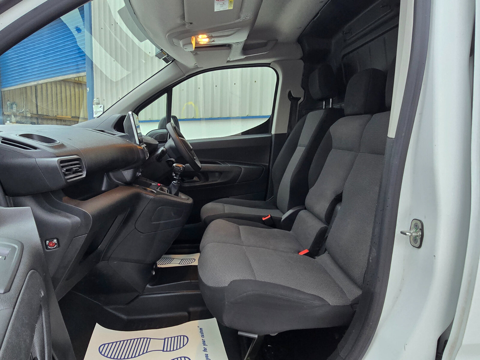 2022 Peugeot Partner - image 18