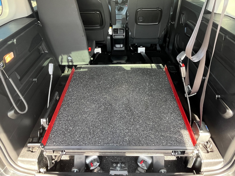 2022 Peugeot Rifter - image 8