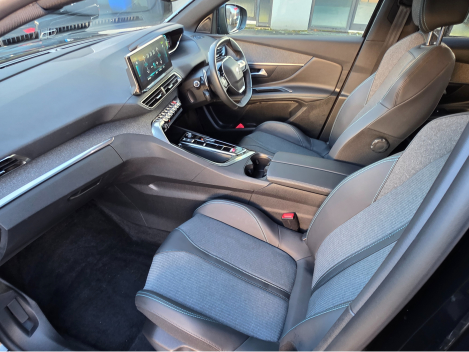 2023 Peugeot 3008 1.6 PHEV Allure Premium Plus 225 €29,750