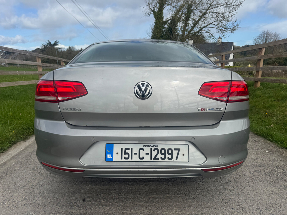2015 Volkswagen Passat - image 5