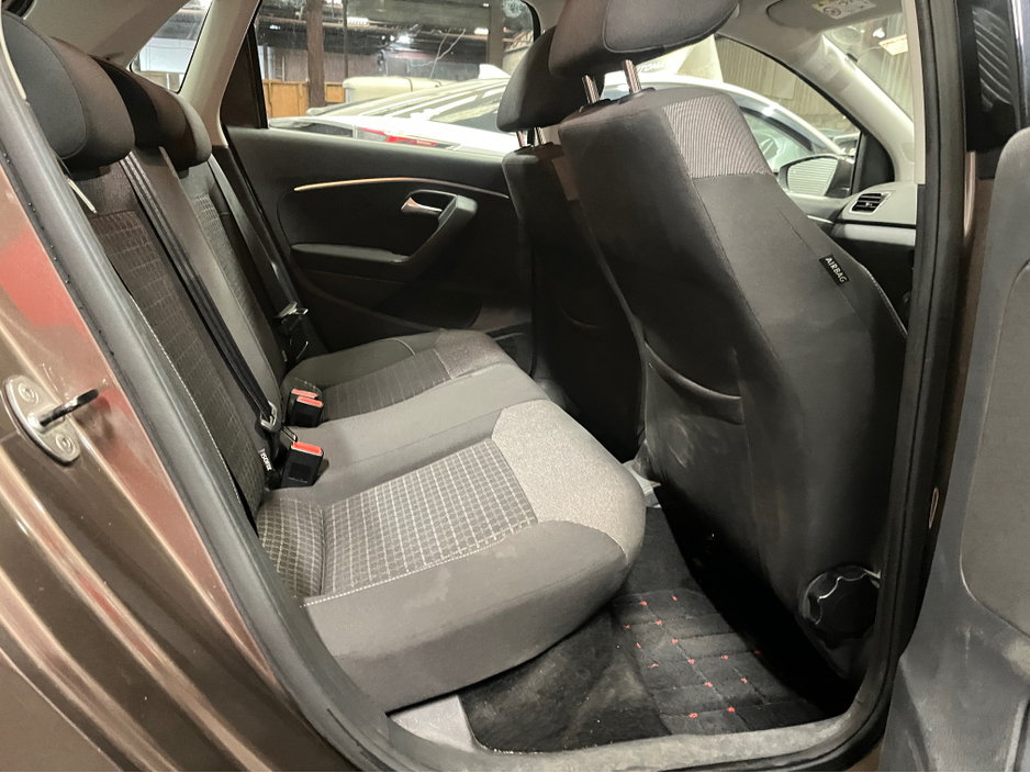 2014 Volkswagen Polo - image 8