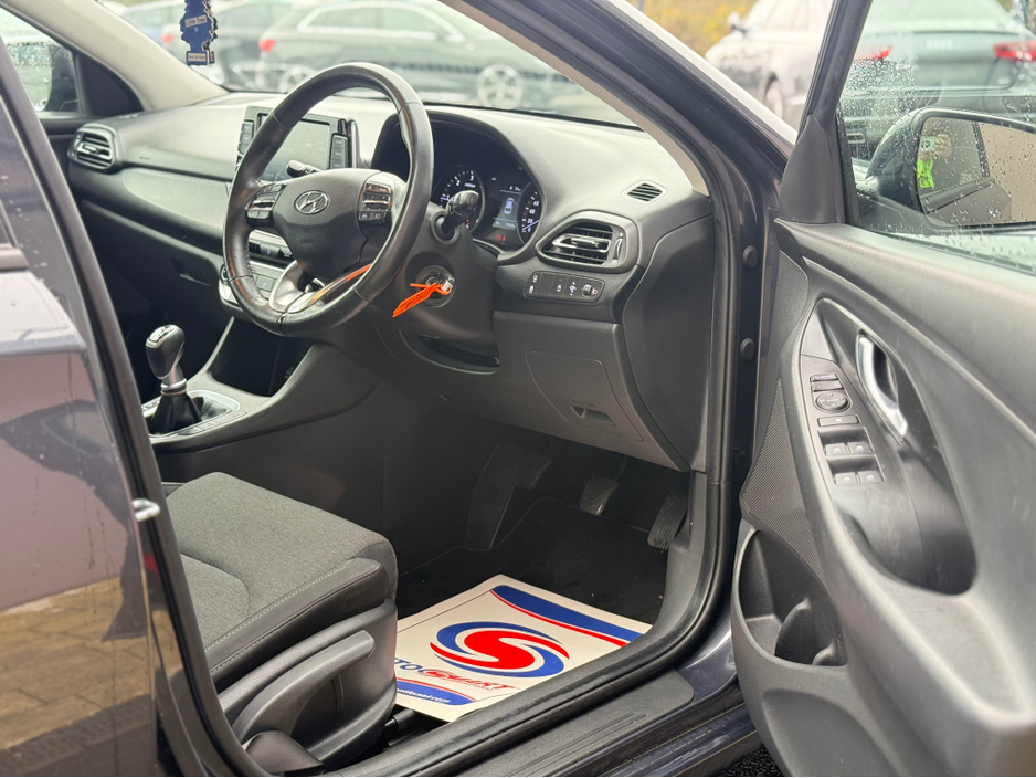 2022 Hyundai i30 - image 7