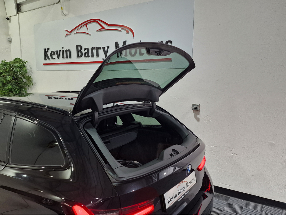 2025 BMW 3 Series 330E TOURING M SPORT (22.3KWH BATTERY) AUTOMATIC **ONE OWNER / APPLE CARPLAY / CRUISE CONTROL / ELECTRIC BOOTLID / FULL LEATHER / HEATED SEATS / REVERSE CAMERA / SAT NAV / BMW WARRANTY UNTIL 03/2028** €52,900