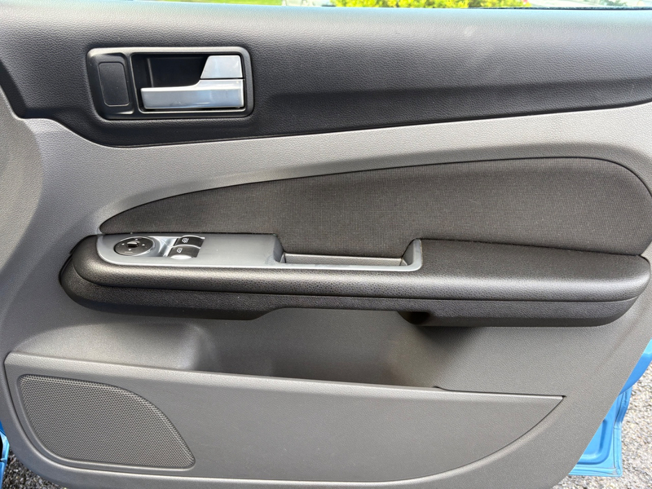 2010 Ford Focus - image 15