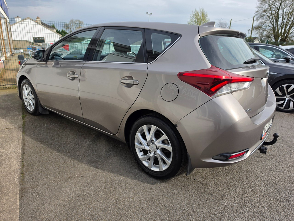 2016 Toyota Auris - image 9