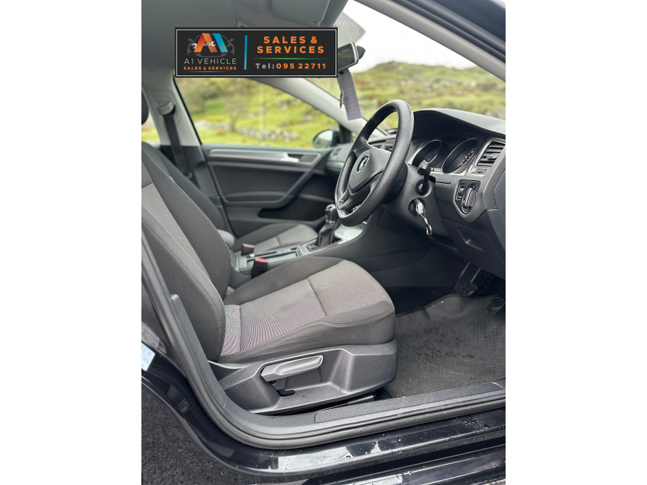 2013 Volkswagen Golf - image 24