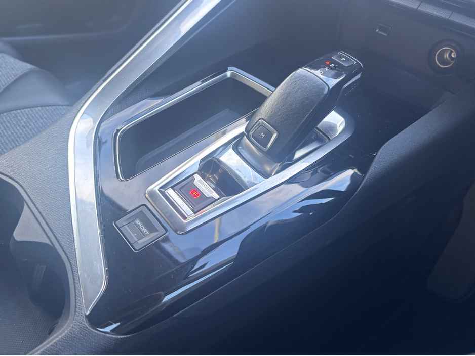 2018 Peugeot 3008 - image 11