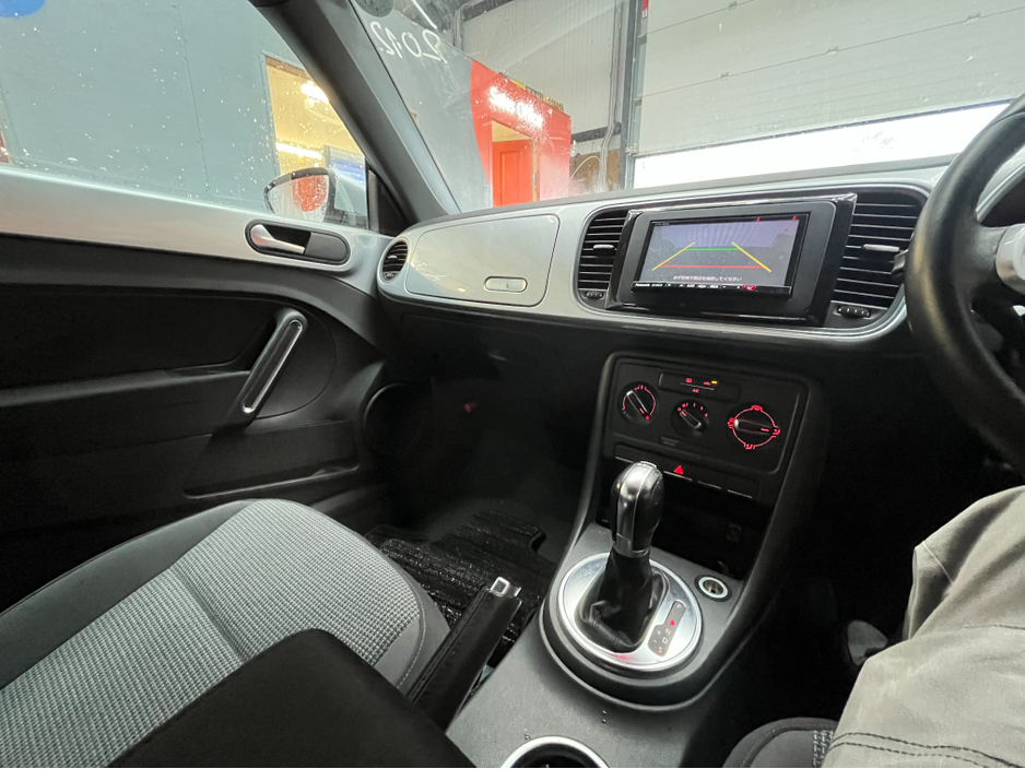 2013 Volkswagen Beetle - image 12