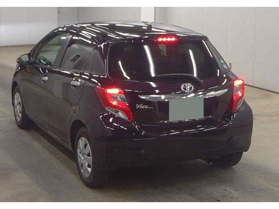 2016 Toyota Yaris - image 4