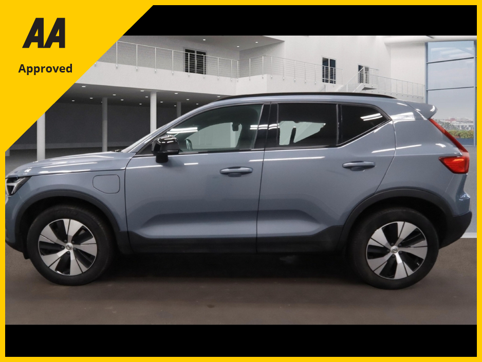 2023 Volvo XC40 - image 6