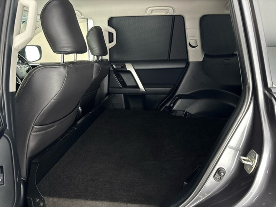 2022 Toyota Landcruiser - image 7