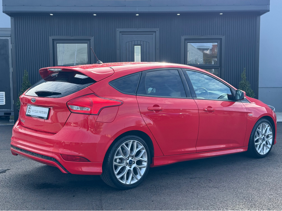 2017 Ford Focus - image 15