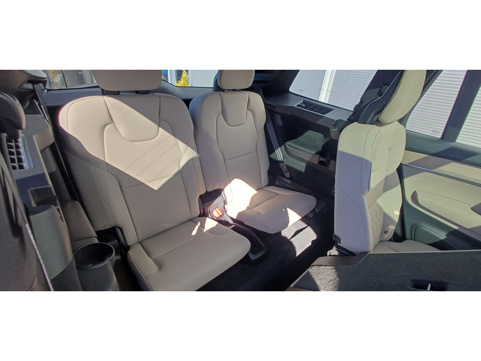 2025 Volvo XC90 - image 8