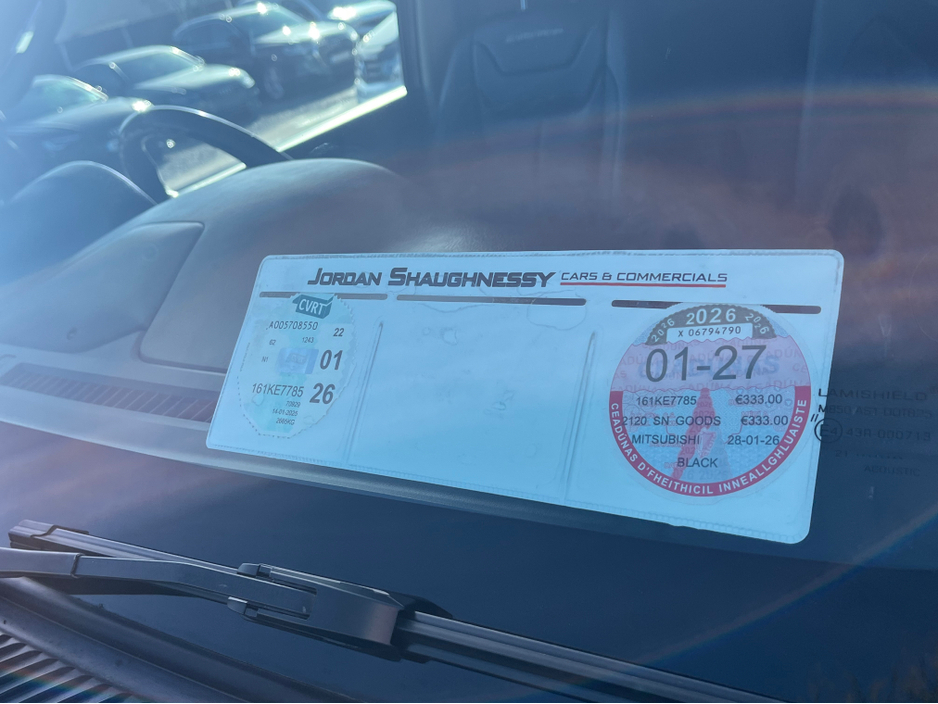 2016 Mitsubishi Shogun - image 13