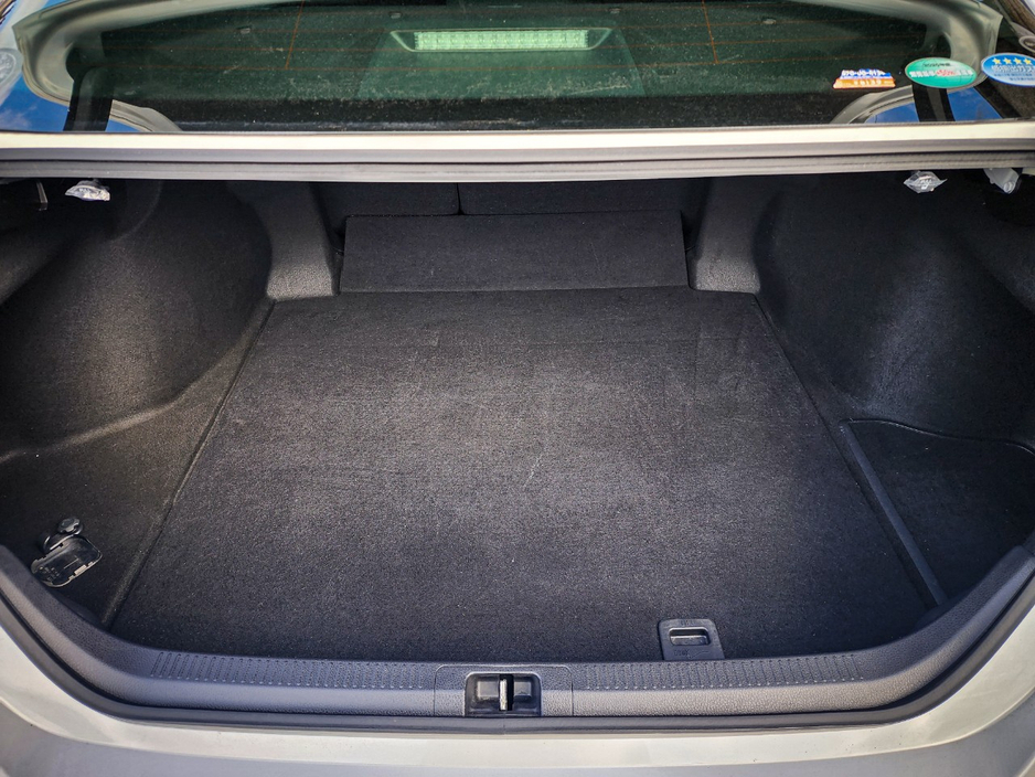 2020 Toyota Camry - image 15