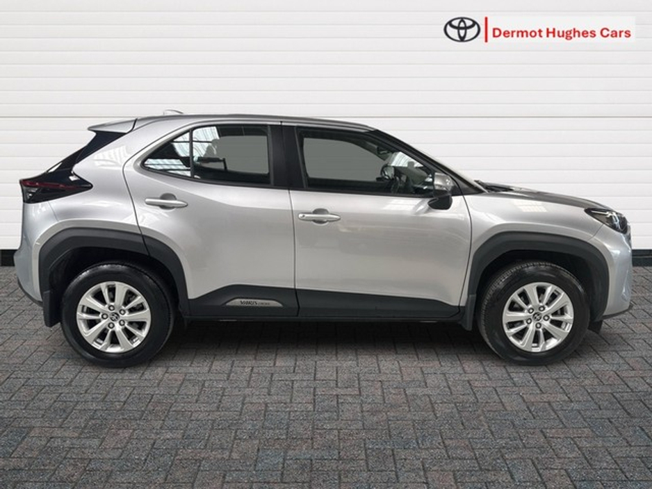 2023 Toyota Yaris Cross - image 3