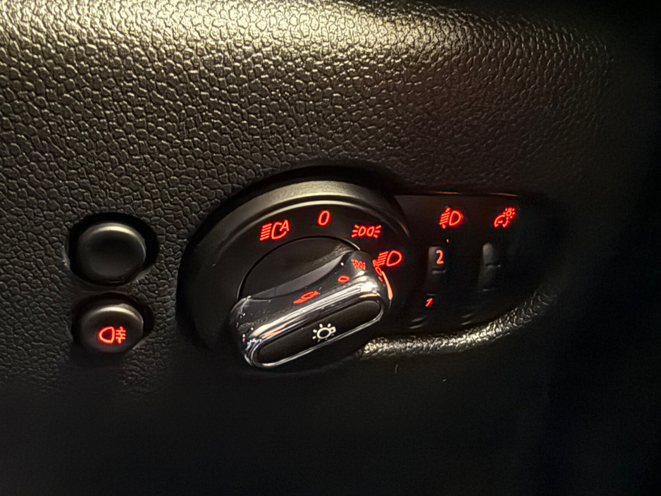 2020 MINI Hatch  €17,900