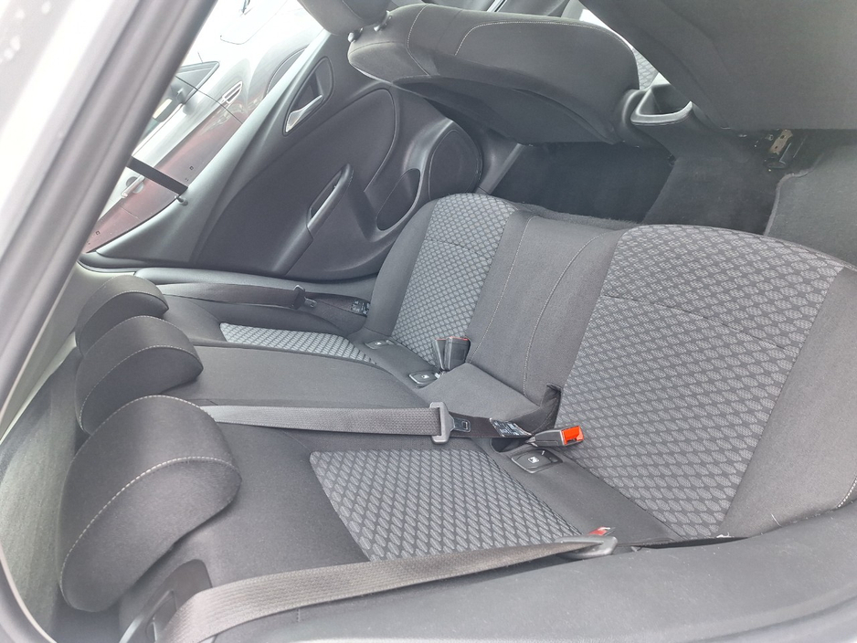 2017 Vauxhall Astra - image 6