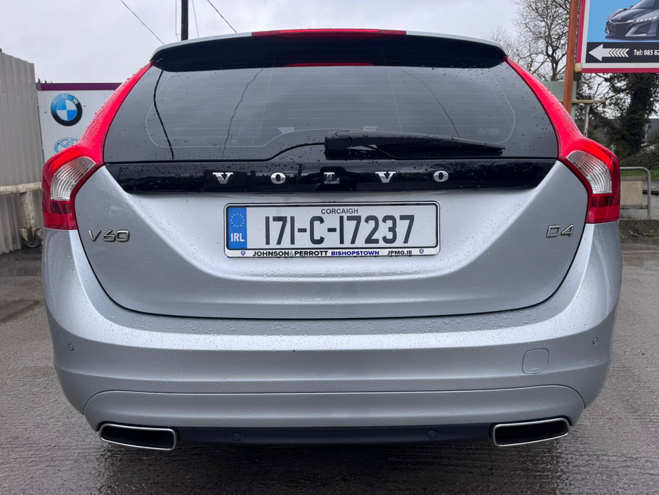 2017 Volvo V60 - image 4