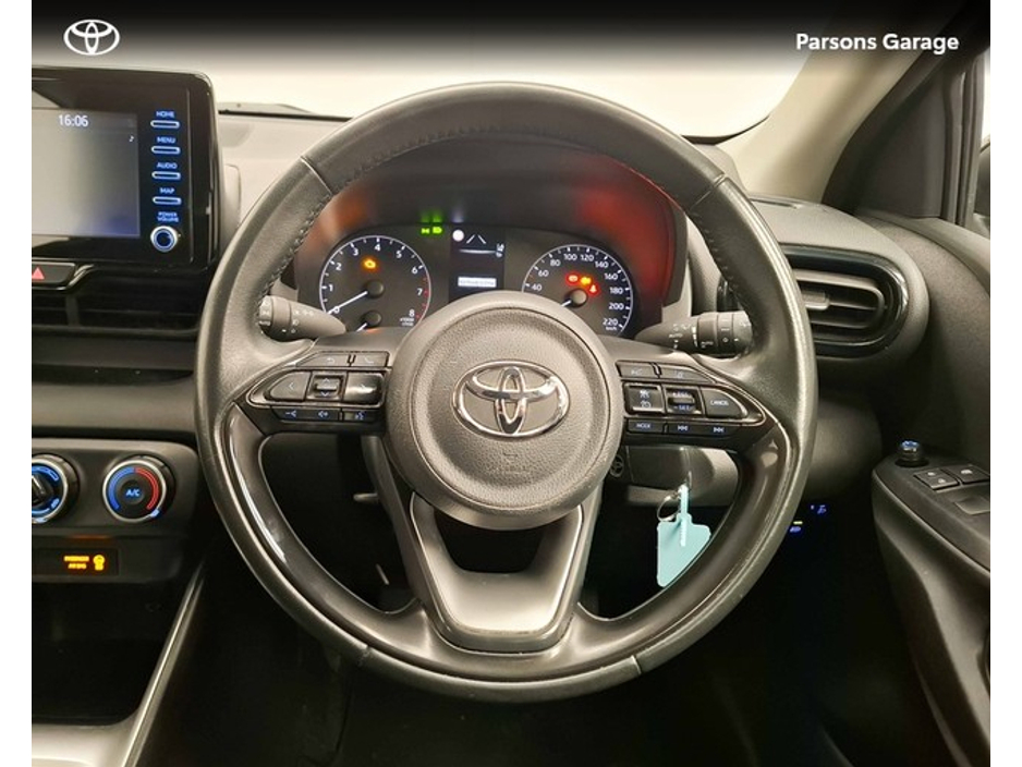 2023 Toyota Yaris - image 9