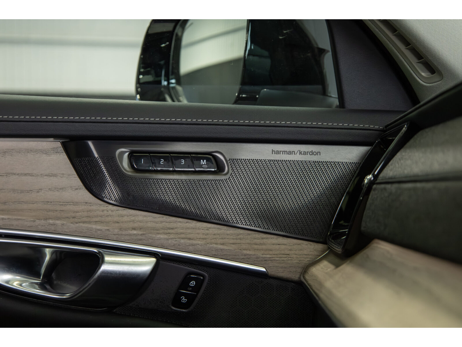 2025 Volvo XC90 - image 17