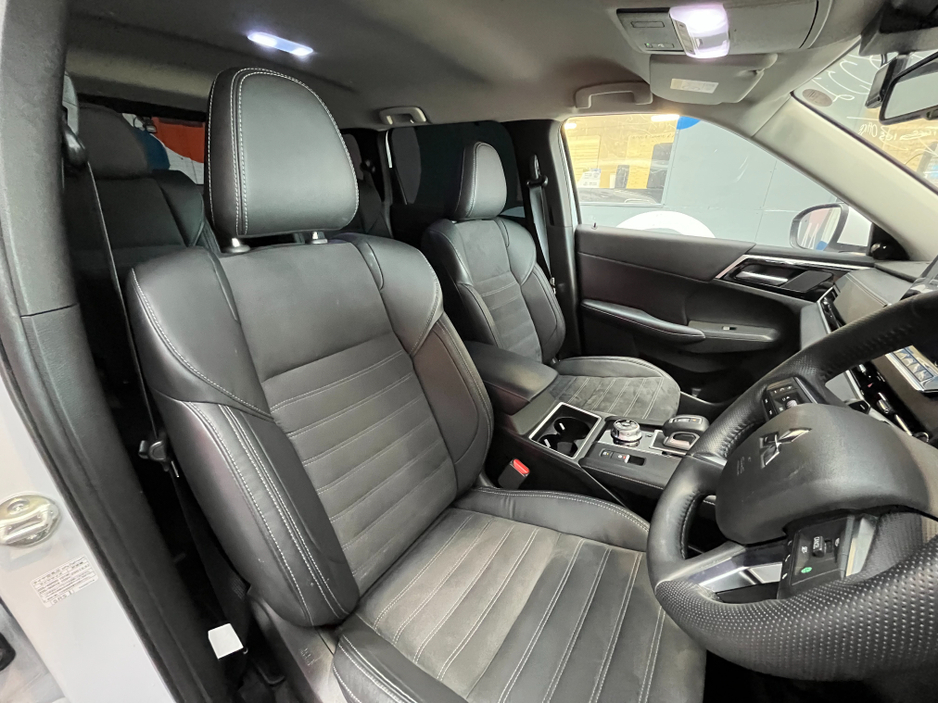 2023 Mitsubishi Outlander - image 12