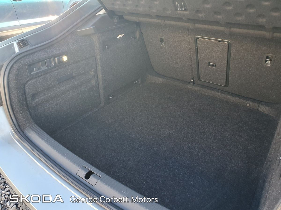 2020 Skoda Superb - image 10