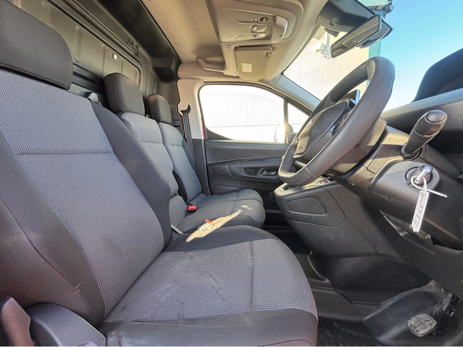 2021 Peugeot Partner - image 6