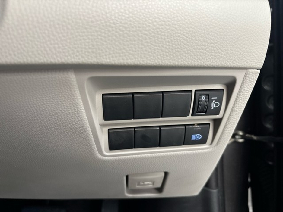 2023 Toyota Yaris - image 17