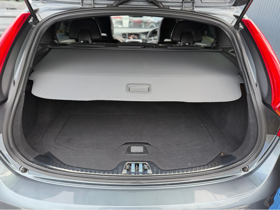 2017 Volvo V60 - image 34